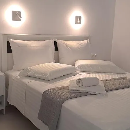 Dinas Πίσω Λιβάδι